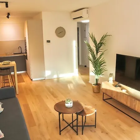 Premium New With Panoramic Castle View *